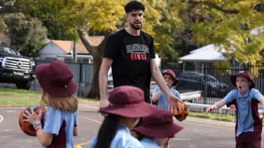 Hawks Helps new community program at Mount St Thomas Public School